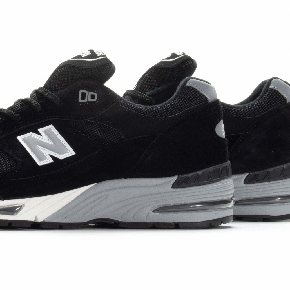 Black new balance uk 2025