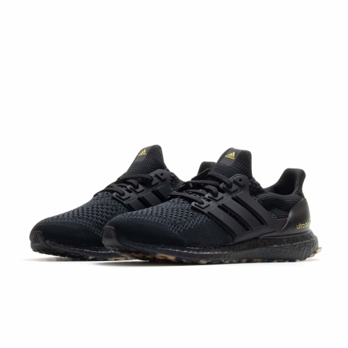 Triple store black ultraboost